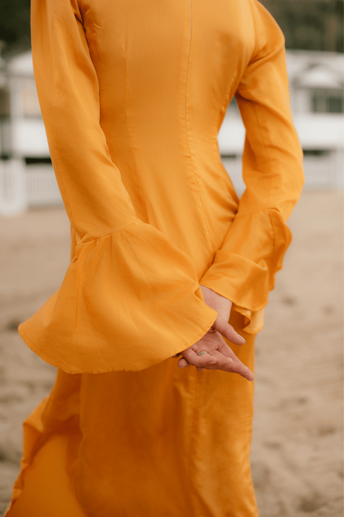 Vestido de seda victoriano con volantes