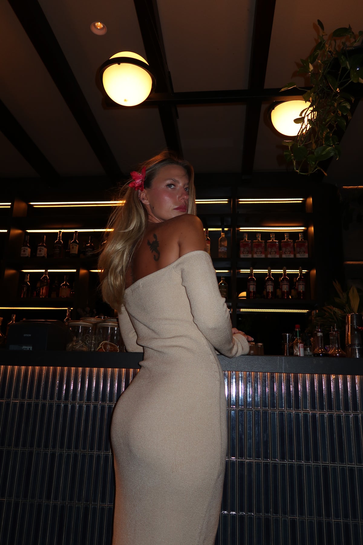 Vestido midi de punto con hombros descubiertos
