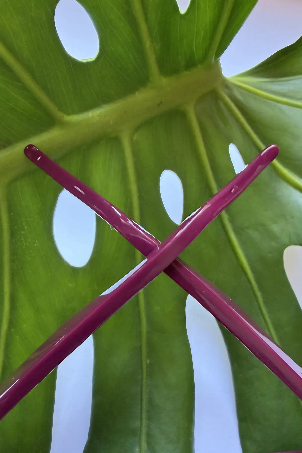 Singularidad burgundy sunglasses hinge close-up — handmade Italian eyewear by Punta Loca